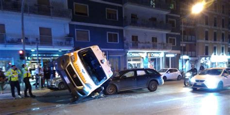 Incidente A Palermo Cinque I Feriti Nello Scontro Tra Un Ambulanza E