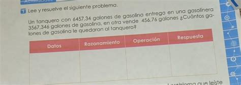 Gasolinera Un Tanquero Con Galones De Gasolina Entrega En Una