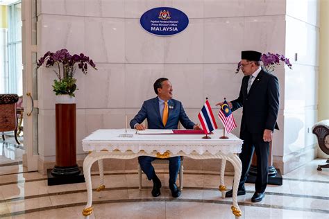 PHOTO GALLERY PM ANWAR THAI COUNTERPART MEET TO STRENGTHEN TIES