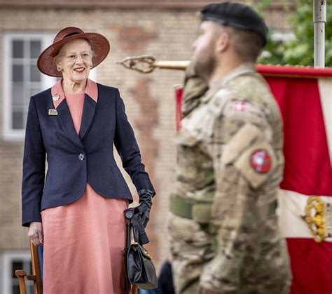 Drottning Margrethe tillbaka på benen efter tuffa operationen