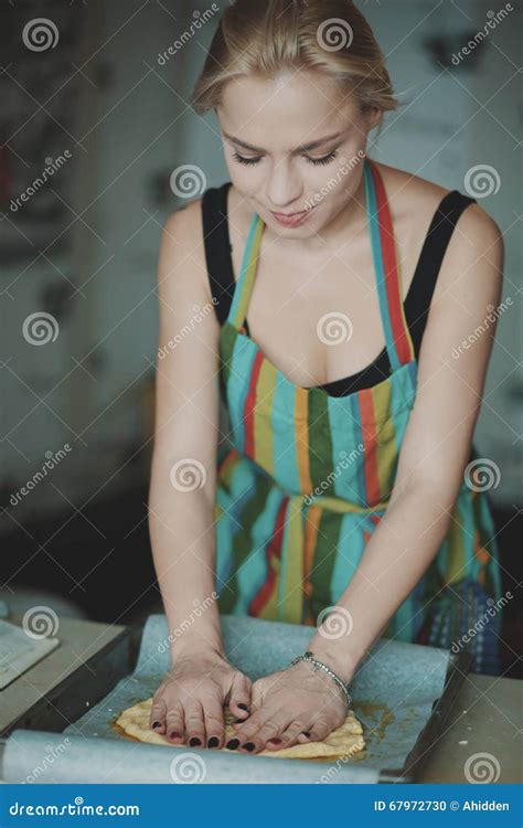 Mujer Que Cocina La Pizza En La Cocina Foto De Archivo Imagen De