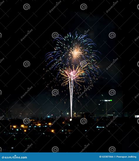 Fuochi D Artificio Brillantemente Variopinti E Saluto Di Vari Colori In