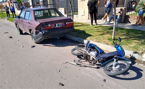 Fuerte Choque Entre Un Auto Y Una Moto En Barrio Federal Infopico