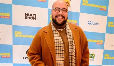 Tiago Abravanel curte pré estreia do filme Os Suburbanos em SP