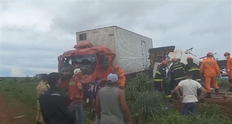 Acidente entre dois caminhões deixa uma pessoa morta e duas feridas na