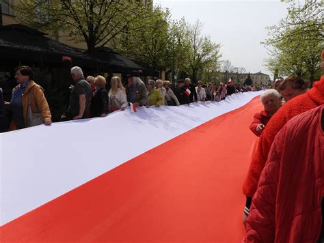 Przeszli ze stumetrową flagą przez ulicę 3 Maja Dzień Flagi we Włocławku