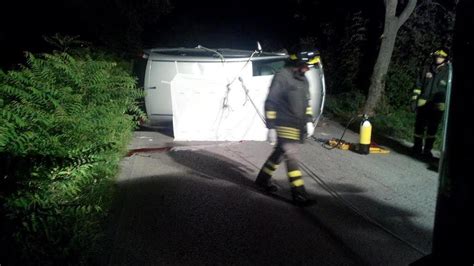 Finisce Contro Un Albero E Si Ribalta Morto Schiacciato Dallauto