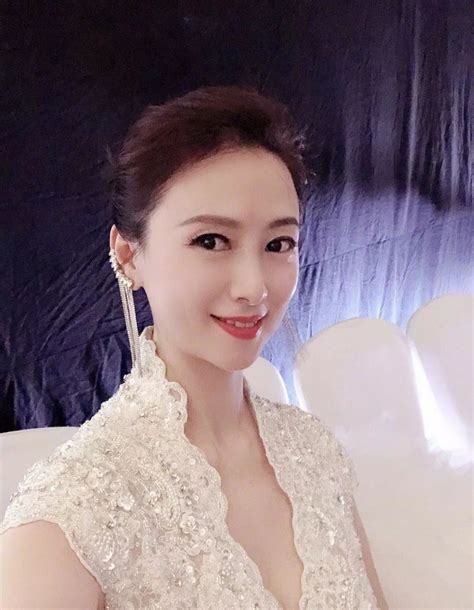 翁虹一家三口罕见同框，48岁老公嫩若小鲜肉，13女儿又是大长腿伍伟杰