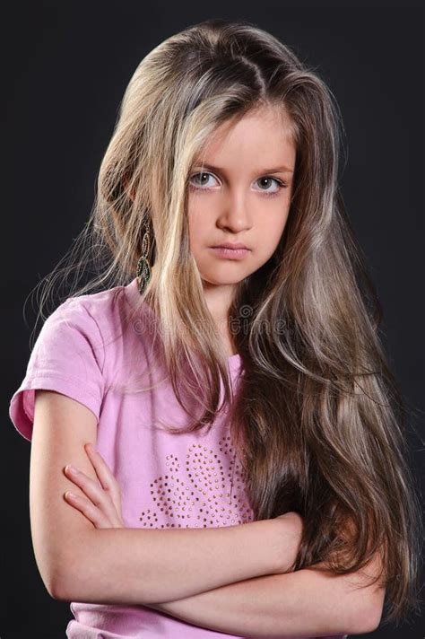 Portrait D Une Blonde De Fille Sur Un Fond Blanc Photo Stock Image Du Mod Le Espi Gle