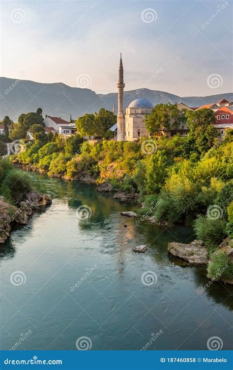 Mostar Bosnia E Herzegovina Vista Da Cidade E Da Ponte Antiga Foto De