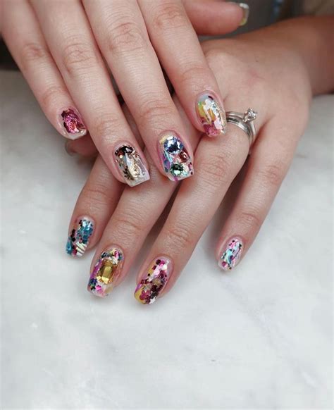 Trend alert 10 diseños de uñas con piedras PRECIOSAS para un manicure