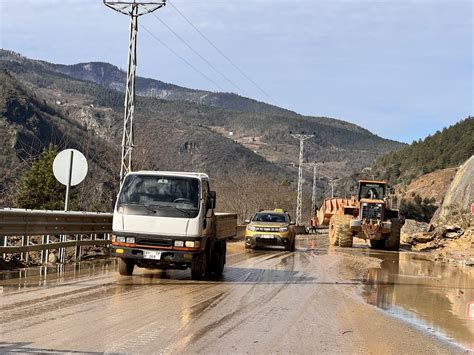 Artvin de heyelan nedeniyle kapanan yollar açıldı Haberler