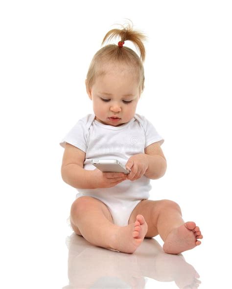 Sorriso De Assento Do Bebê Infantil Feliz Da Criança Jogando Texting