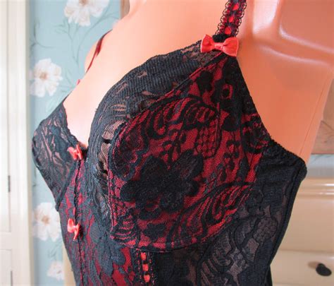 Vintage Sexy Black And Red Lace 4 Strap Suspender Basque Garter Cami UK