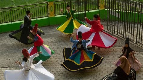 Santri Berlatih Ketenangan Diri Lewat Tarian Sufi Foto Tempo Co