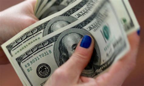 Dólar Interrompe Sequência De Quedas E Fecha Estável