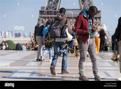 Place Du Trocadero Par S Francia Los Inmigrantes Africanos Venta De