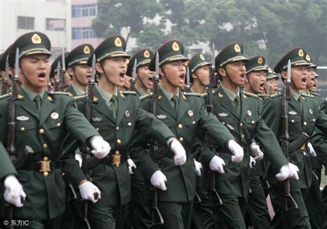 軍旗獵獵舞沙場，華夏尖兵士氣揚：愛上詩八一建軍節古詩詞特輯 每日頭條