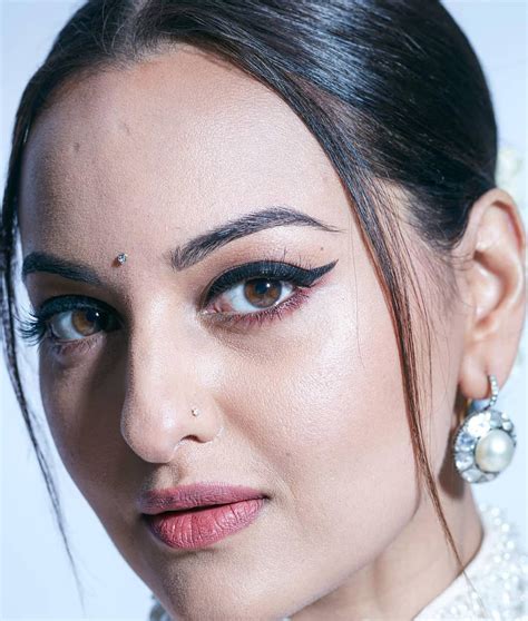 Bollywood Celebrity Sonakshi Sinhas Best Stunning Sensuous Top Pics