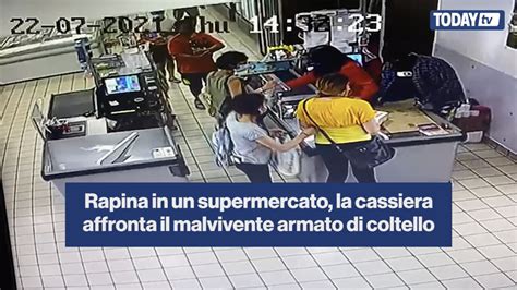 Rapina In Un Supermercato La Cassiera Reagisce E Affronta Il