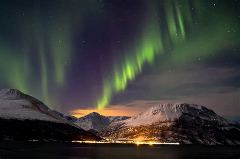 Aurora Boreal El Cielo Las Estrellas La Nieve Las Monta As La