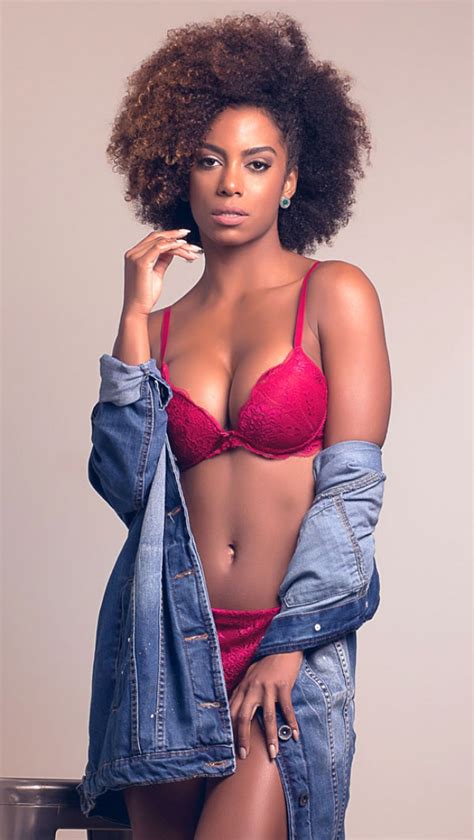 Ivi Pizzott posa de lingerie e já sente os sintomas da gravidez