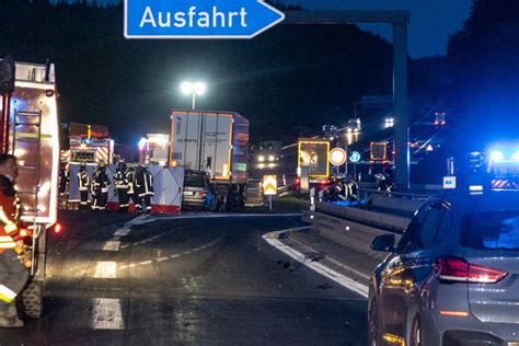 Ungebremst in Laster gekracht 27 Jähriger stirbt nach Horror Unfall