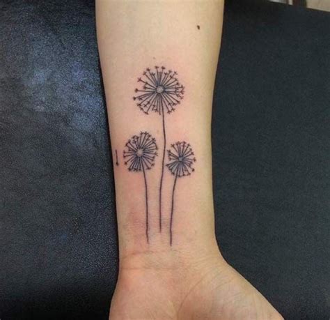 Kleine Tattoos Frauen Pusteblumen In Schwarz Und Grau Am Arm