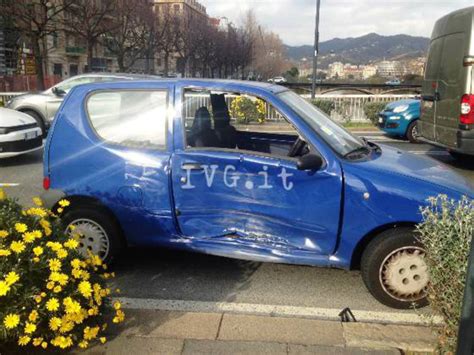 Incidente A Savona Scontro Tra Ambulanza Della Croce Rossa E Auto Due