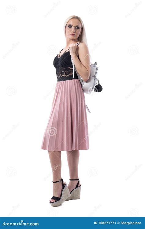 Jeune Femme Blonde Sexy Avec Des Lunettes Dans Des Vêtements Stylisés Portant Un Sac En