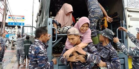 Prajurit Jalasena Lanal Gorontalo Sigap Bantu Evakuasi Korban Banjir Di