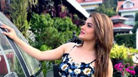 Srabanti Chatterjee হালকা শীত পড়তেই কালিম্পংয়ে হাঙ্গামা শ্রাবন্তীর