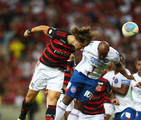 De novo Flamengo marca no último lance e volta a ser líder do