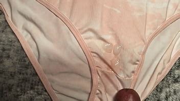 Me corrí sobre los panties rositas de mi amiga enfermera XVIDEOS