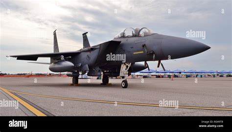 Una Fuerza A Rea F E Strike Eagle Jet De Combate En Una Pista De