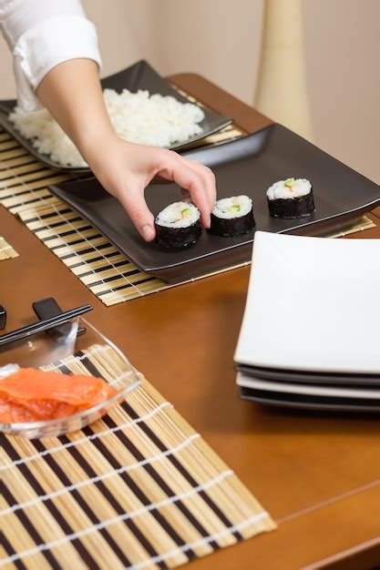 Chef Mujer Colocando Rollos De Sushi Japon S En Una Bandeja Foto Premium