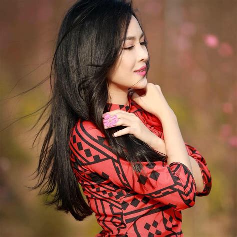 Hot girl PTTM Vũ Thanh Quỳnh trông như thế nào sau năm dao kéo