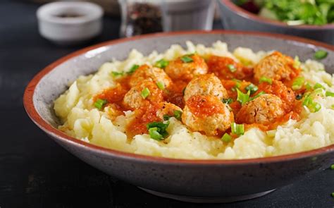 Boulettes De Viande à La Sauce Tomate Avec Purée De Pommes De Terre