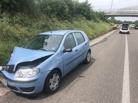 Reggio Emilia Scontro Tra Due Auto A Canali Ferite Due Donne Foto