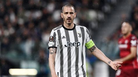 Bonucci Insulti Dai Tifosi Del Fenerbahce Lex Juve Pensa Al Ritiro