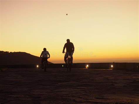 Padre E Hijo Que Libran La Bicicleta Foto De Archivo Imagen De