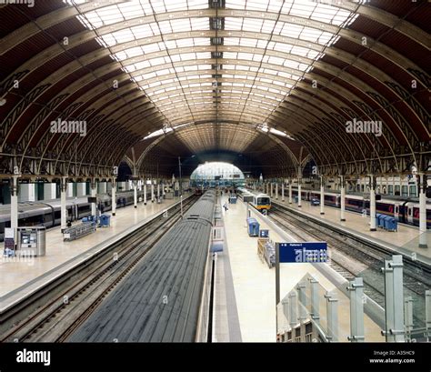 Paddington station interior arch hi-res stock photography and images ...