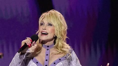 Dolly Parton Wants To Drop Dead On Stage As She Reveals She Has No