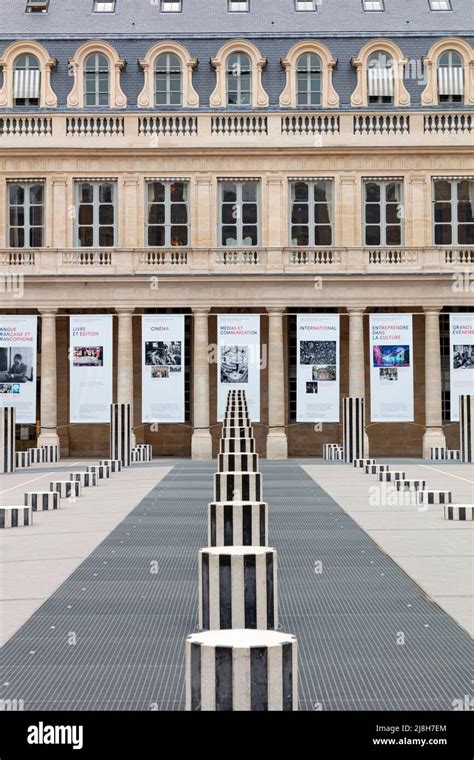 Installation Artistique De Daniel Buren Les Deux Plateaux Et Affiches