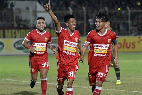 PERSERU BADAK LAMPUNG FC IMBANG MELAWAN TIRA PERSIKABO ANTARA Foto