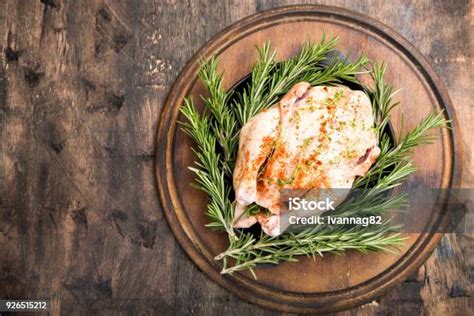 ayam mentah utuh  talenan kayu bangkai ayam mentah