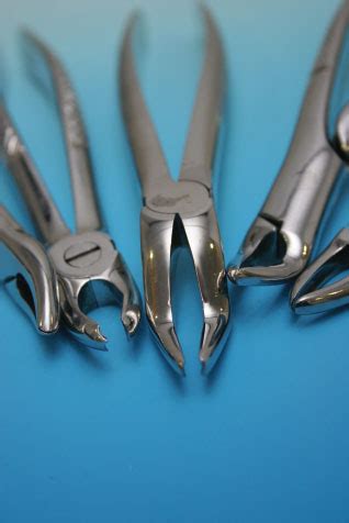 12: EXTRACTION FORCEPS | Pocket Dentistry