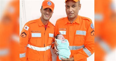 Bombeiros realizam parto de emergência dentro de viatura no bairro São