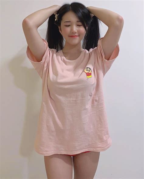 Đeo khẩu trang không lộ mặt đi siêu thị cô gái bỗng chốc được phong là hot girl người người