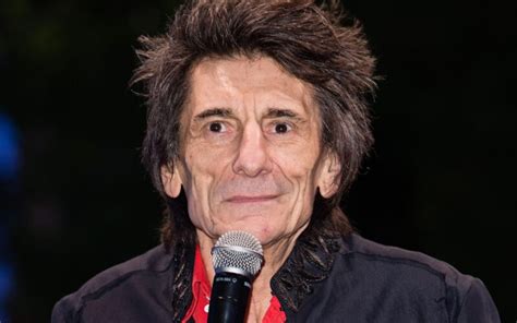 Ronnie Wood Net Worth: Career & Lifestyle [2022 Update]